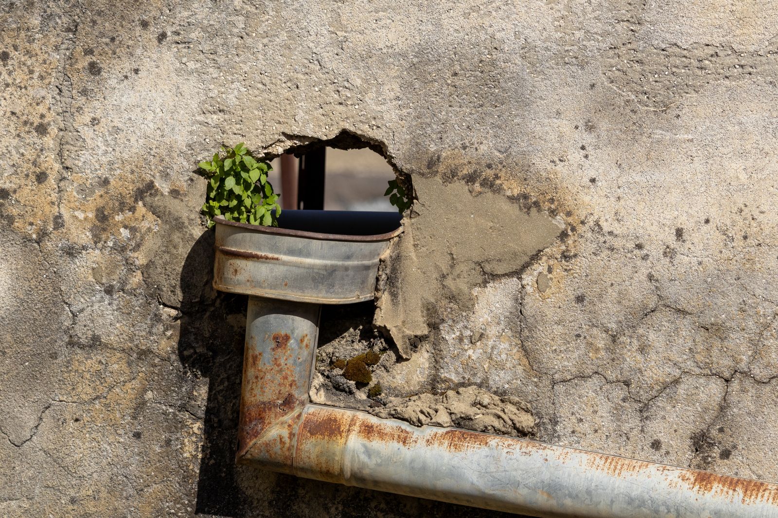How to Repair a Sagging Gutter